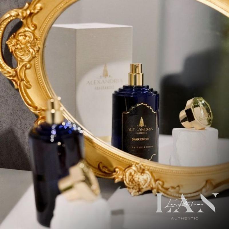 Bộ sưu tập các chai nước hoa Narciso Rodriguez được sắp xếp gọn gàng trên kệ